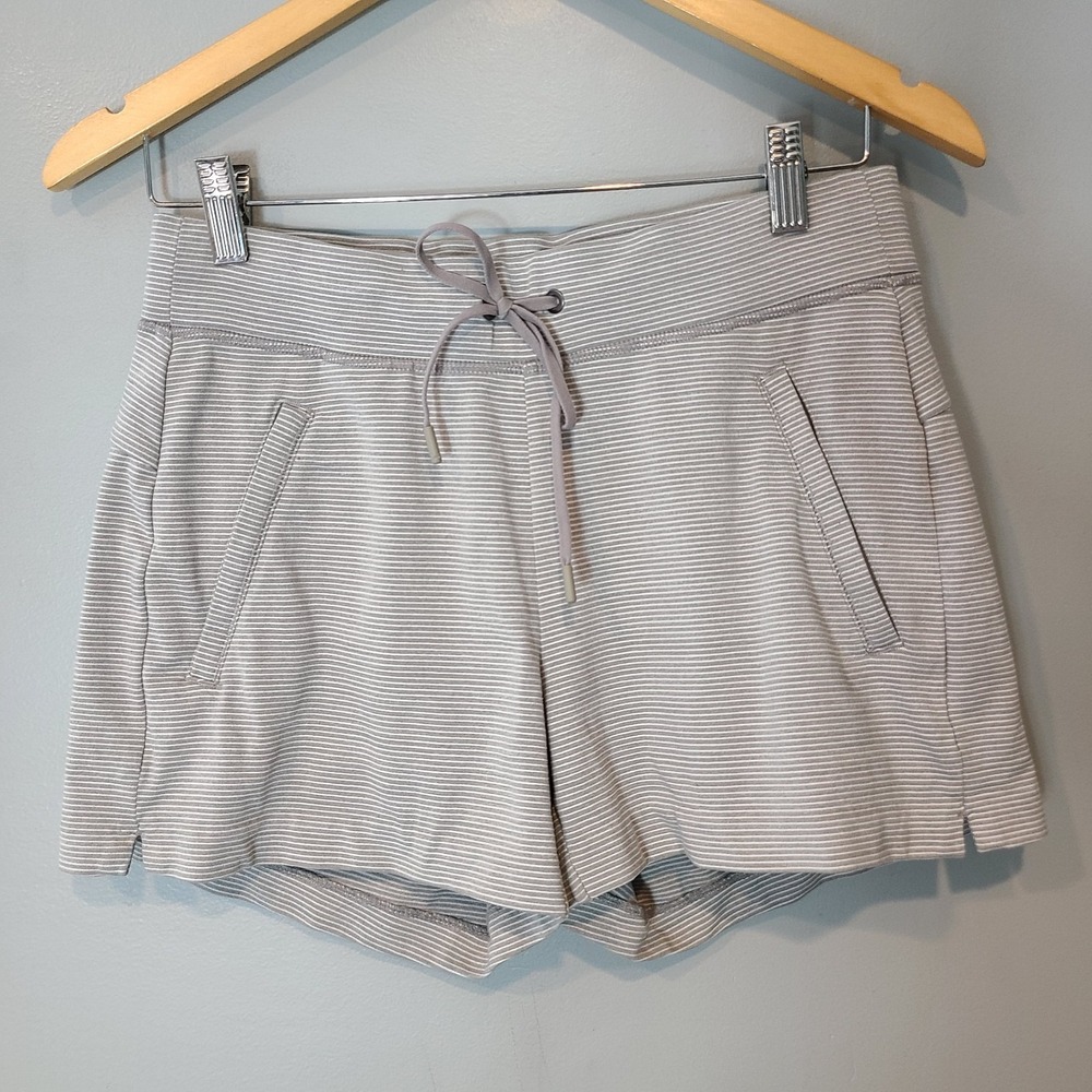 Athleta Modern Metro Shorts Stripe Size XS Gym Drawstring Zipper Pockets